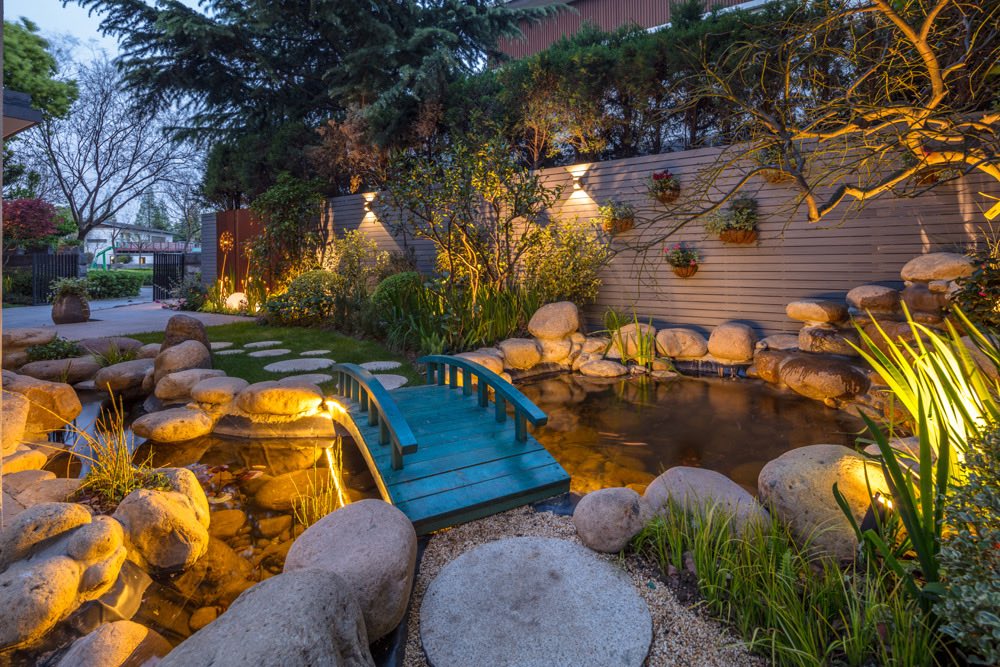 trang trí cây cảnh, đèn, hồ cá trong sân vườn biệt thự