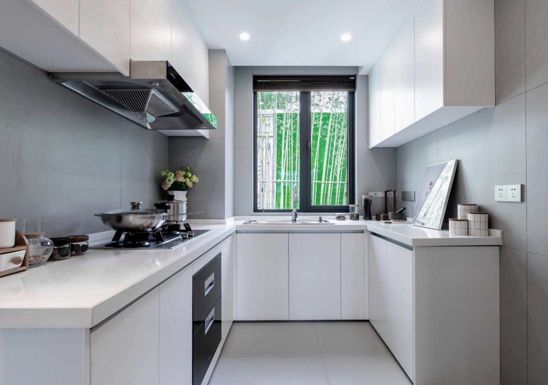 căn bếp nhà ống 5m tone trắng