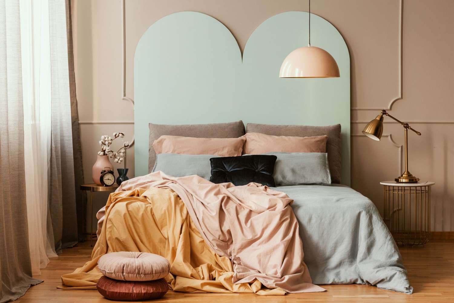 phòng ngủ màu pastel Phòng ngủ kết hợp giữa màu xanh mint và các tone màu khác để tăng tính nghệ thuật cho không gian