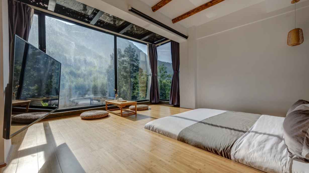 Phòng ngủ homestay với không gian tươi mát