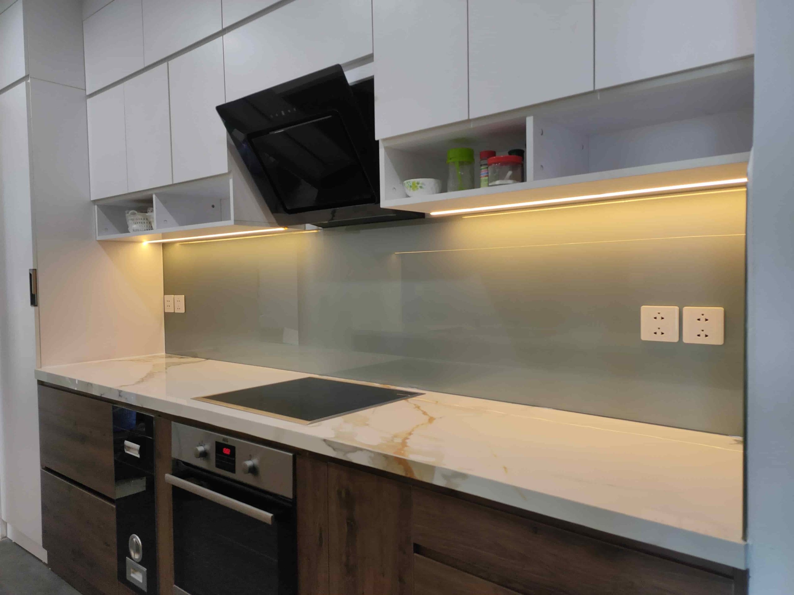 kính ốp tường bếp