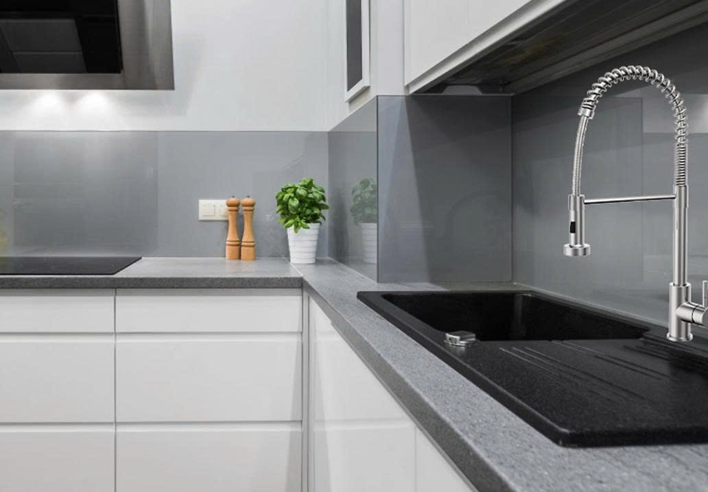 Kính màu ốp bếp